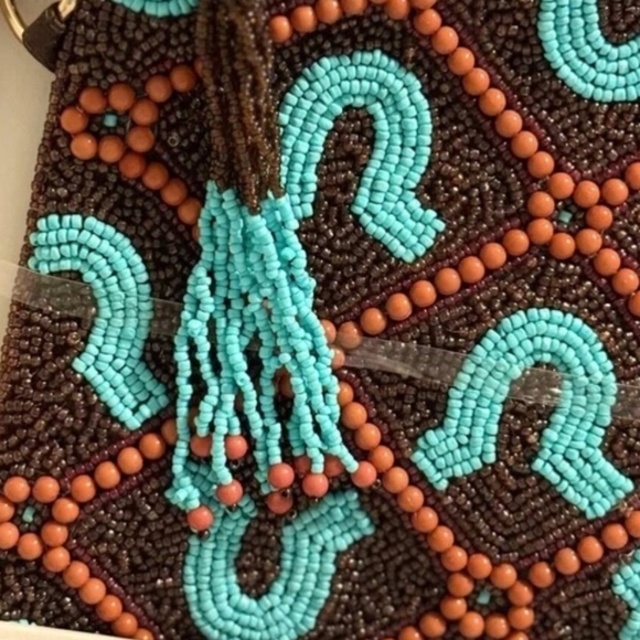 🤎🔹️Sincerely Jules🔹️ Horseshoe Beaded Clutch Wristlet Pouch Tassel Zipper - Picture 5 of 6